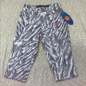 NWT RVT Print serve piping hot capri pants